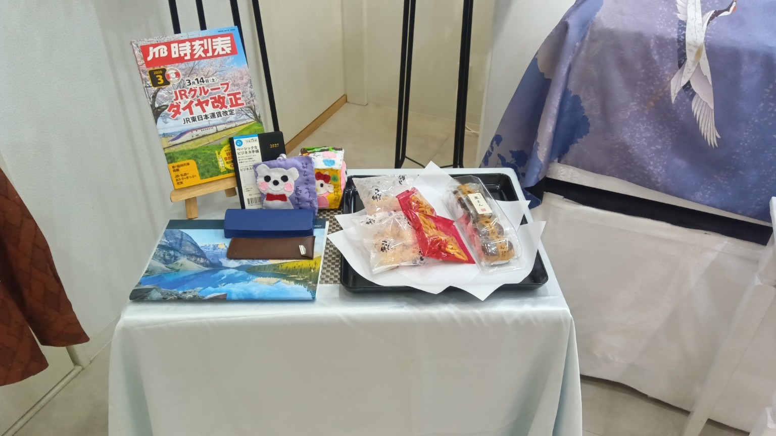 式場の一角に飾られた時刻表や小物、お菓子